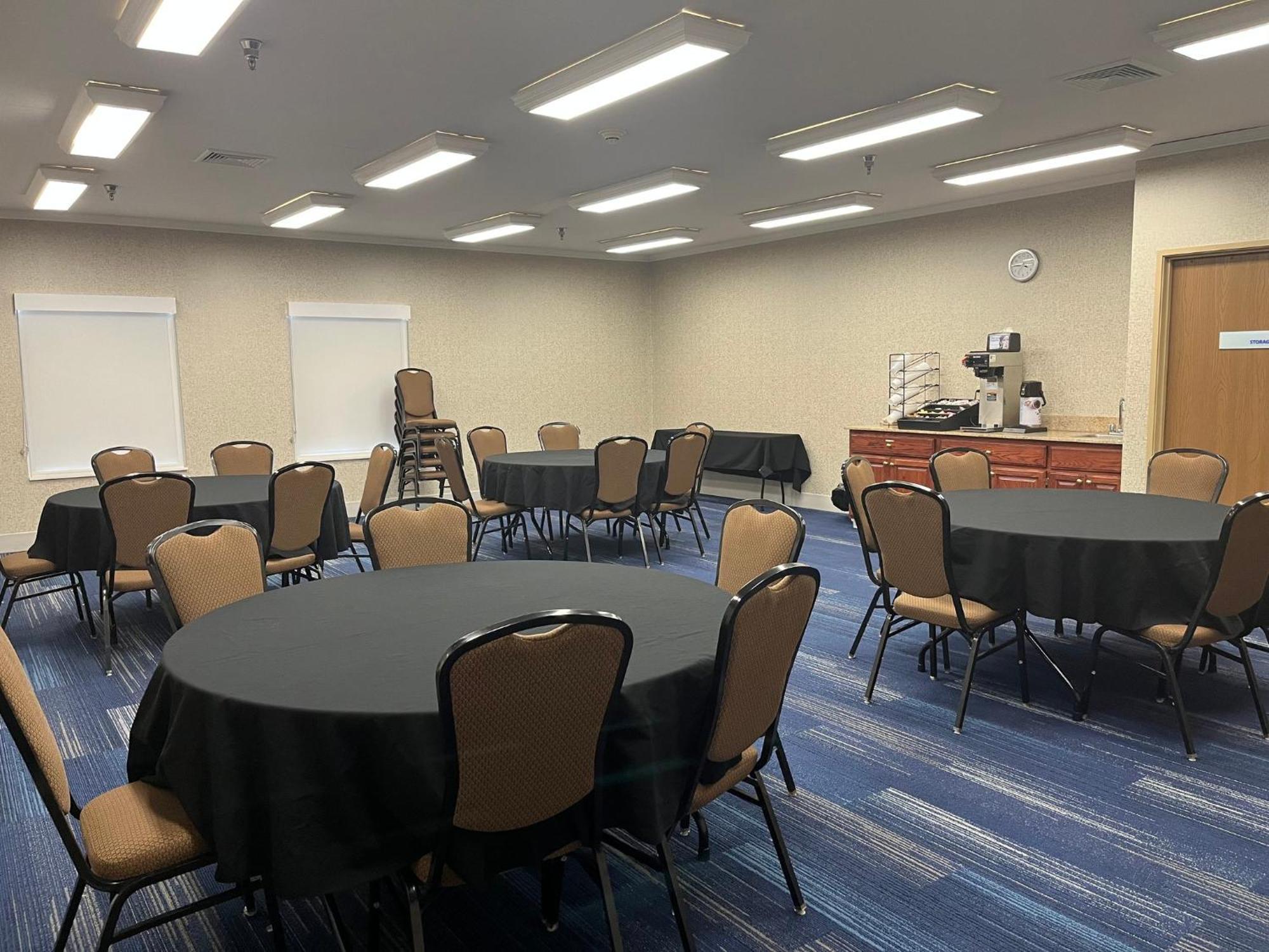 Holiday Inn Express Hotel & Suites Sioux Falls At Empire Mall By Ihg Exterior foto